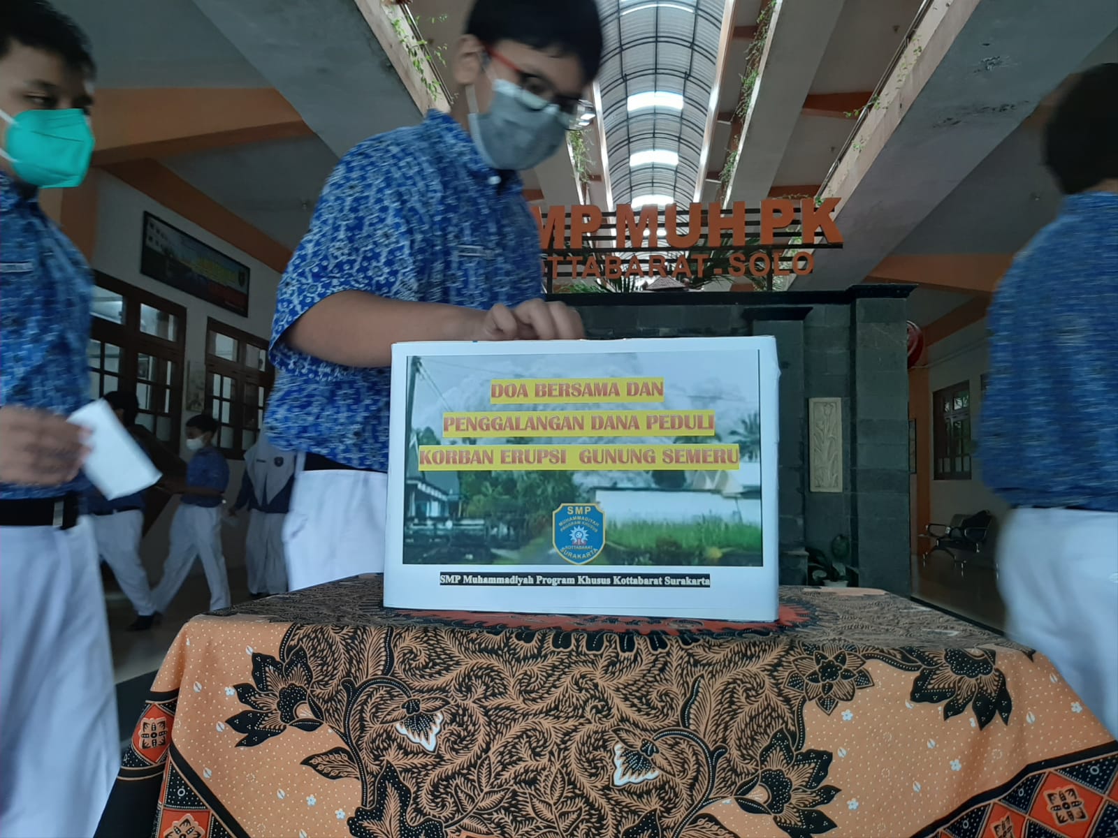 Bangun Karakter Kepedulian, SMP Muhammadiyah PK Galang Dana  untuk Korban Gunung Semeru